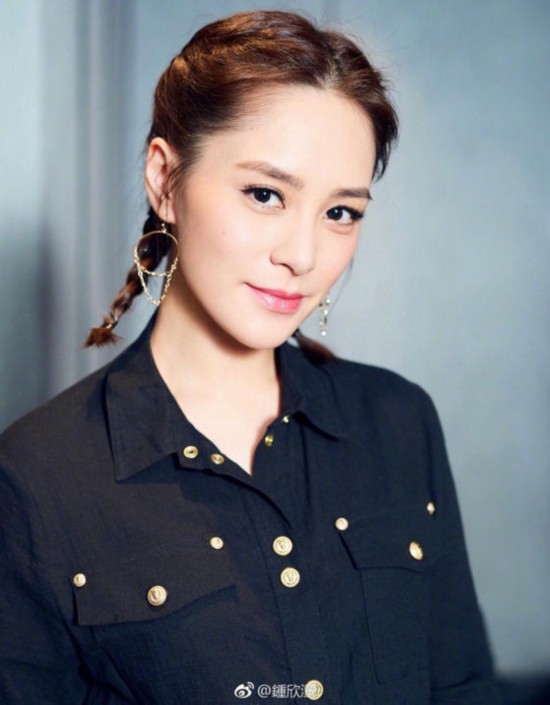 钟欣潼肌肤娇嫩 红唇美艳