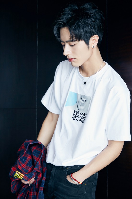 罗正受邀赴上海时装周 美颜少年得时尚界青睐