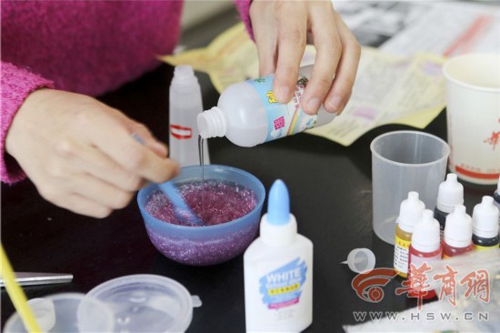 学校门口卖的水晶泥好看好玩却有毒 揭秘制作