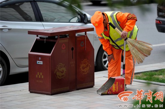 烟头捡不干净遭处罚 西安多名保洁员希望:能处