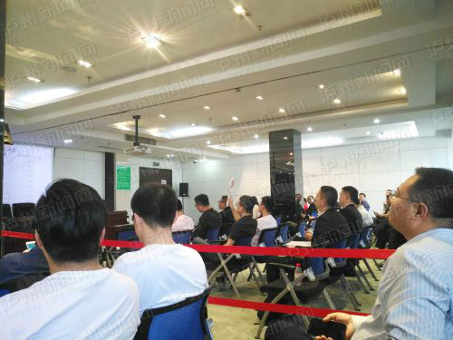 拍卖会现场,竞买人积极举牌应价