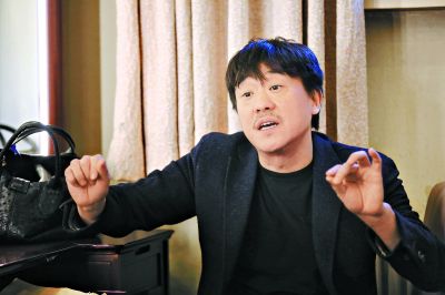 何冰首部导演作品《陌生人》上演 年龄危机感让他决定自己做戏