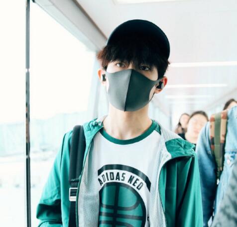 易烊千玺现身韩国机场 被热情粉丝包围寸步难