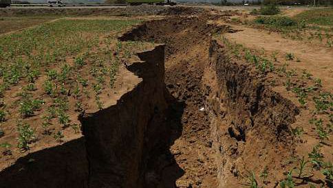 肯尼亚一小镇地面开裂 东非大裂谷再添裂痕