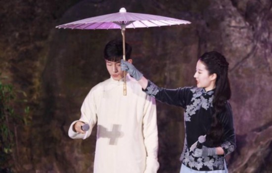 刘亦菲变民国少女 贴心为井柏然撑伞