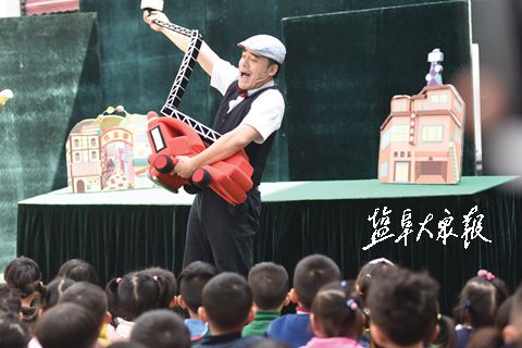 儿童剧巡演到盐城幼儿园 小朋友们惊奇不已