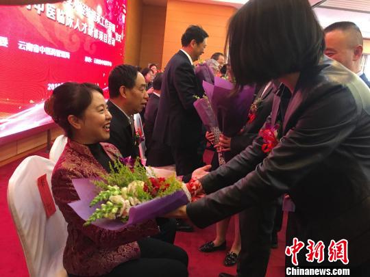 48名中医药继承人昆明“拜师”传承中医药文化