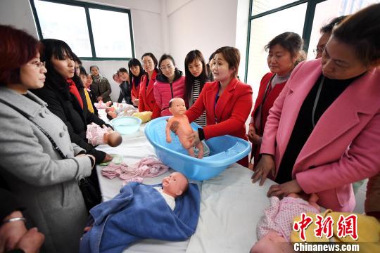bob足球:去年全国农民工总量2.87亿家政从业人员达2542万