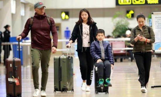 胡军一家四口现身机场 爱女九儿长腿抢镜康康