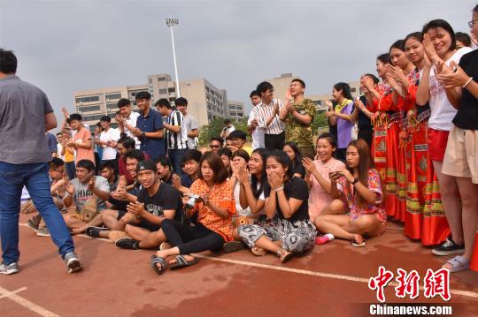 泰国师生广西欢度泼水节与中国师生上演“泼水大战”