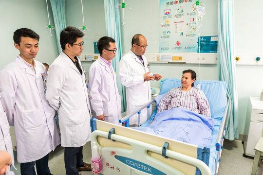 华西医院完成世界首例3D打印髌骨假体植入术