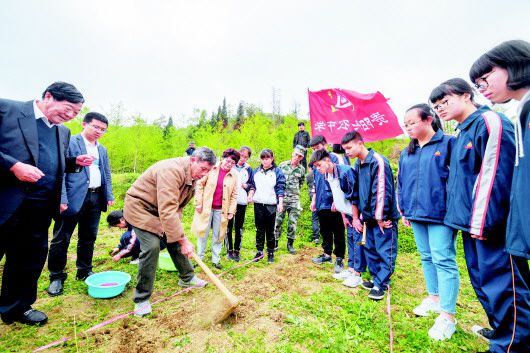 中学生上种地课