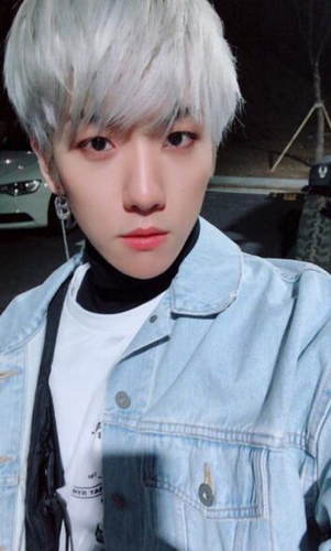 边伯贤时隔一年再现晒卖萌自拍 引众多粉丝围