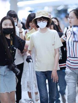 女明星戴渔夫帽谁最美 热巴清新脱俗赵丽颖甜