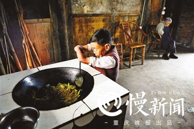 没手掌没脚掌76岁女儿跪养105岁母亲