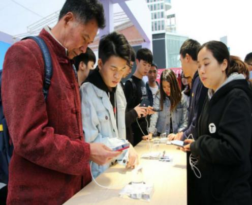 锤子科技:坚果3漂亮得不像实力派 路演登陆四