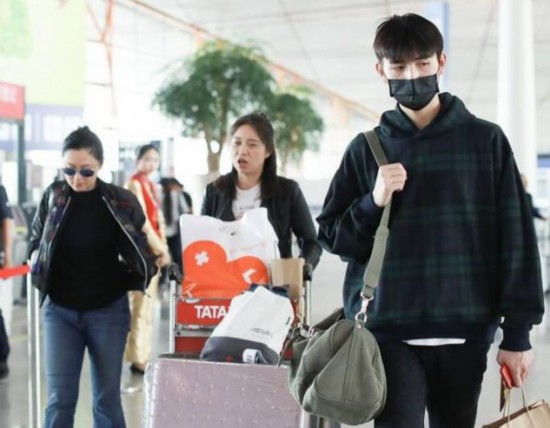 50岁陈红与爱子陈飞宇同框 素颜皮肤光洁气色