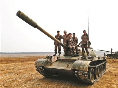 揭秘开坦克专业:没驾照女大学生学会了开坦克