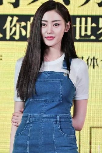 明星穿背带裤减龄:吴磊少年气息扑面来 张天爱