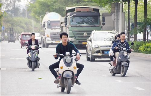 南宁电动车管理:今后骑电动自行车或要求戴头盔