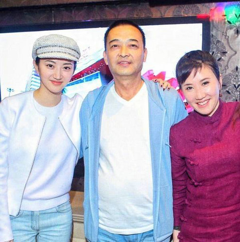 景甜为妈妈庆生 "准女婿"张继科入镜全家其乐融融