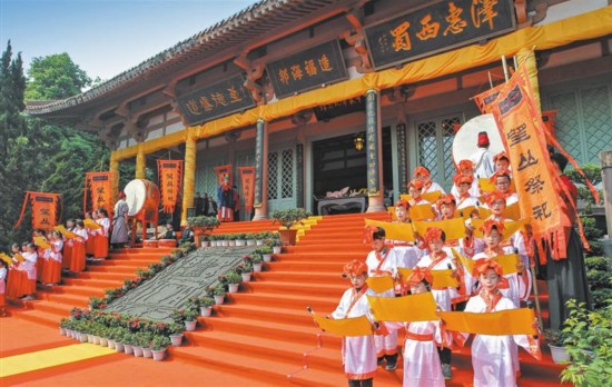 祭祀仪式十分庄重,尽显传统文化