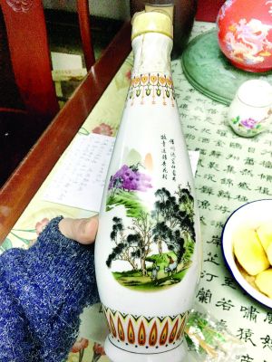 淮安一市民20多年收集几百只空酒瓶