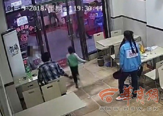 宝鸡孕妇故意伸脚绊倒4岁男童 因孩子将门帘甩
