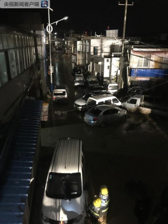 甘肃兰州城区突降暴雨引发山洪 300余人紧急疏