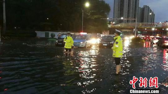 兰州遭强降雨袭击致局地受灾 抢险工作仍在进行