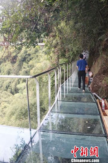 探访四川成都首座玻璃栈道:垂直高度落差达百
