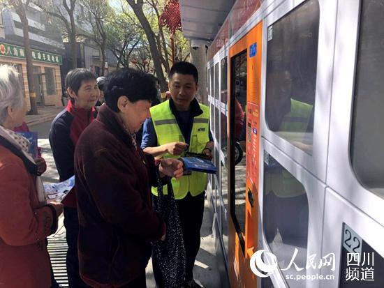 市民在石景山區八角南路體驗借閱。