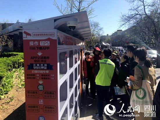 在石景山區八角古城公園，市民踴躍體驗。