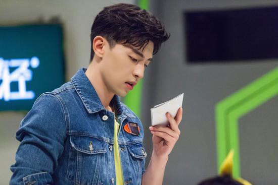 邓伦《我是大侦探》与韩雪发糖 喜感与机智并