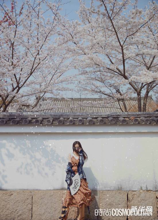 杨幂手持红伞立于樱花树下 满溢春日甜蜜气息