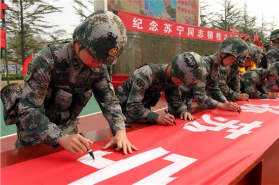 鸣枪！以血性名义迎苏宁雕像入营