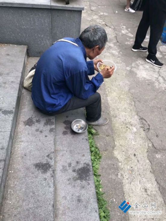 江苏频道 社会  原标题:一碗面条引发的争议和思考   22日,一条《要饭