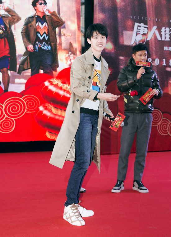 刘昊然穿着tiziano高帮运动鞋出席《唐人街探案》路演