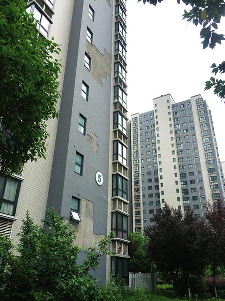 高層外墻掉瓷磚 業主出門心發慌
