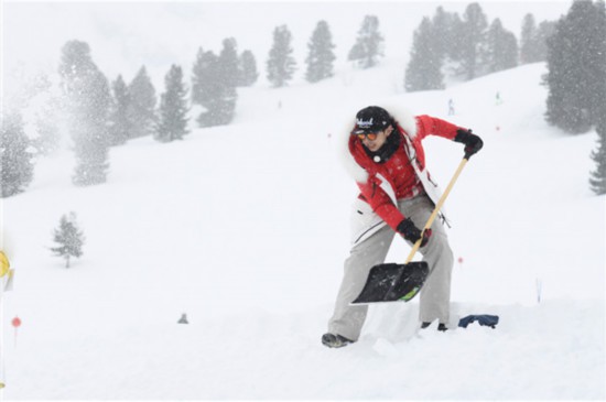 《奔跑吧》开启冰雪运动会 邓超化身滑雪达人