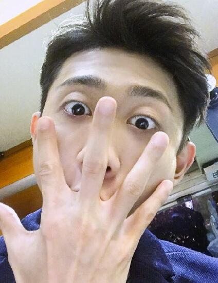 张一山晒搞怪九宫格自拍 姿势不够手指来凑