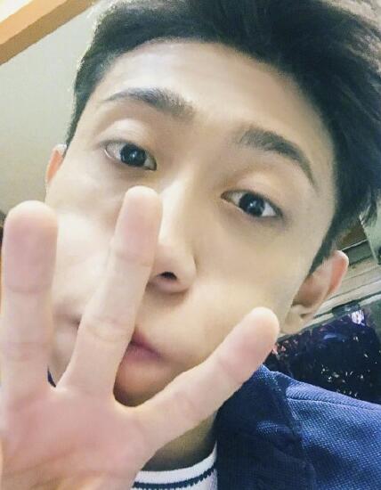 张一山晒搞怪九宫格手指自拍不够姿势来凑的搞笑图片色篇图片