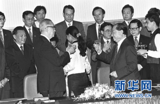 25年了！这场跨越海峡的握手，影响至今……