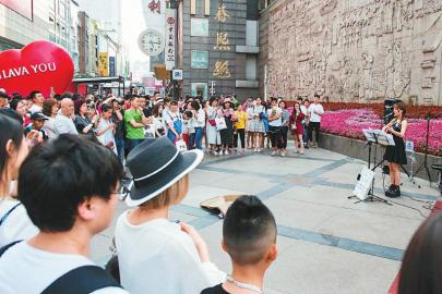 成都首批"持证上岗"街头艺人首秀 邂逅最"悦耳"城市风景