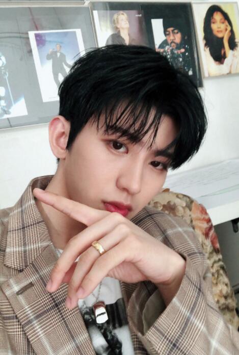 蔡徐坤现身机场星味十足 获数名保安保护