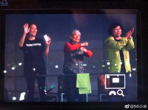 87岁粉丝追李宇春13年 两人演唱会隔空相拥