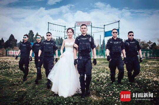 警察拍婚纱照_拍婚纱照美甲(2)