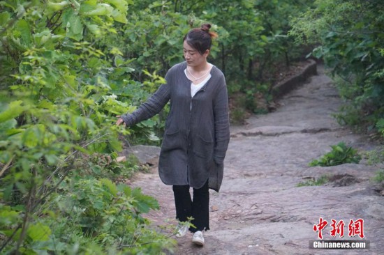 女子隐居深山古刹 读诗诵经悠然山林