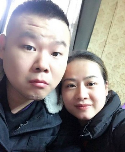 岳云鹏老婆晒夫妻亲密合影 两人好有夫妻相!