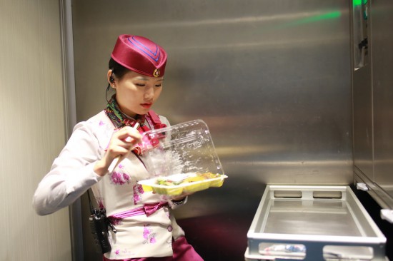 五四青年节前夕 探秘90后高铁列车长的一天